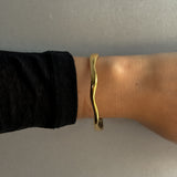ASYMMETRIC CUFF ARMBAND Guld - Justerbart