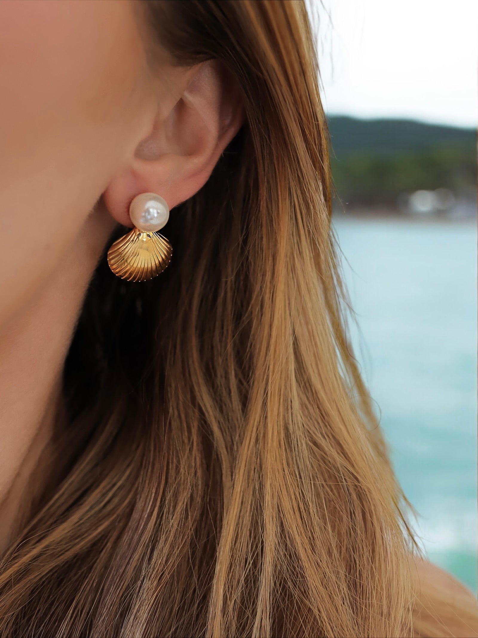PEARL SHELL STUD EARRINGS IOAKU by Fanny Ek