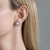 SCULPTURAL PEARL STUDS Örhängen