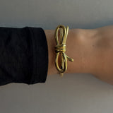 SIMPLE BOW CUFF ARMBAND Guld ⌀5,5cm