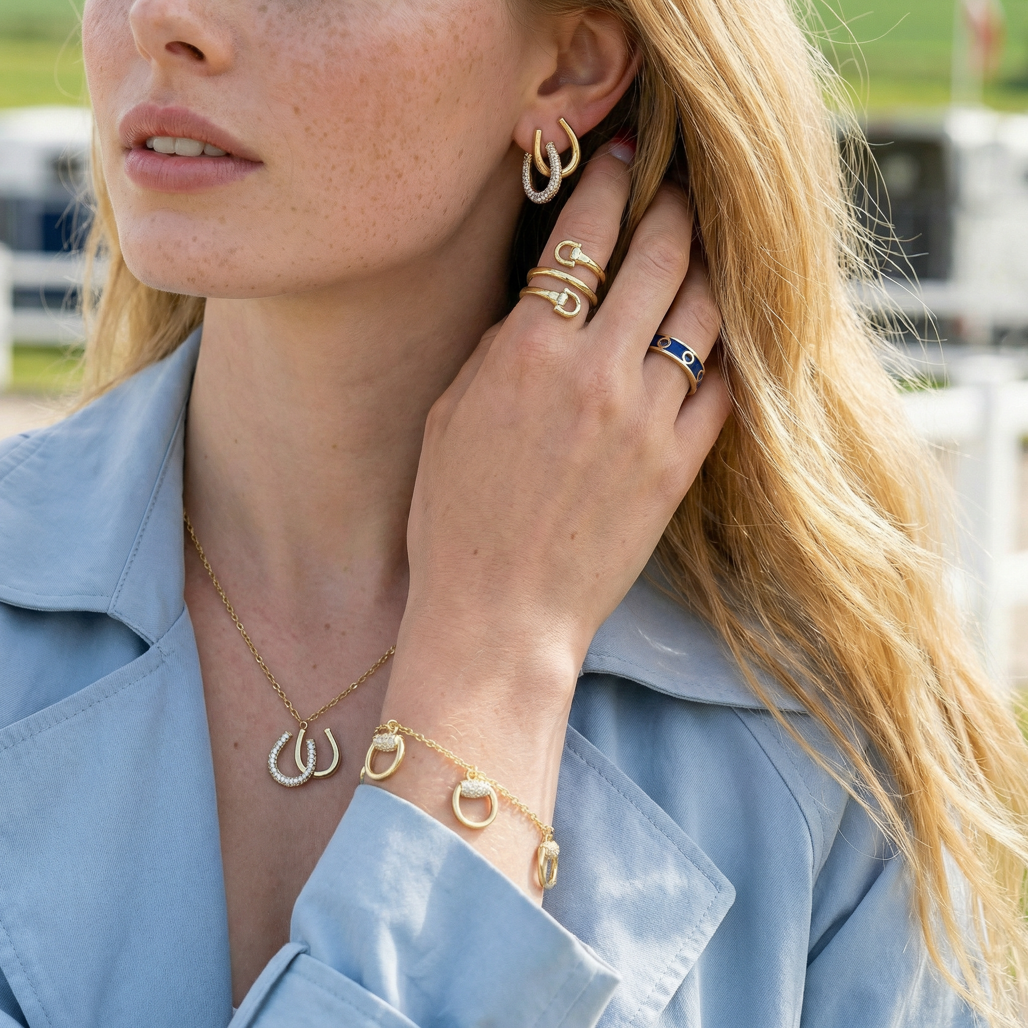 HORSESHOE SPARKLE STUDS Örhängen